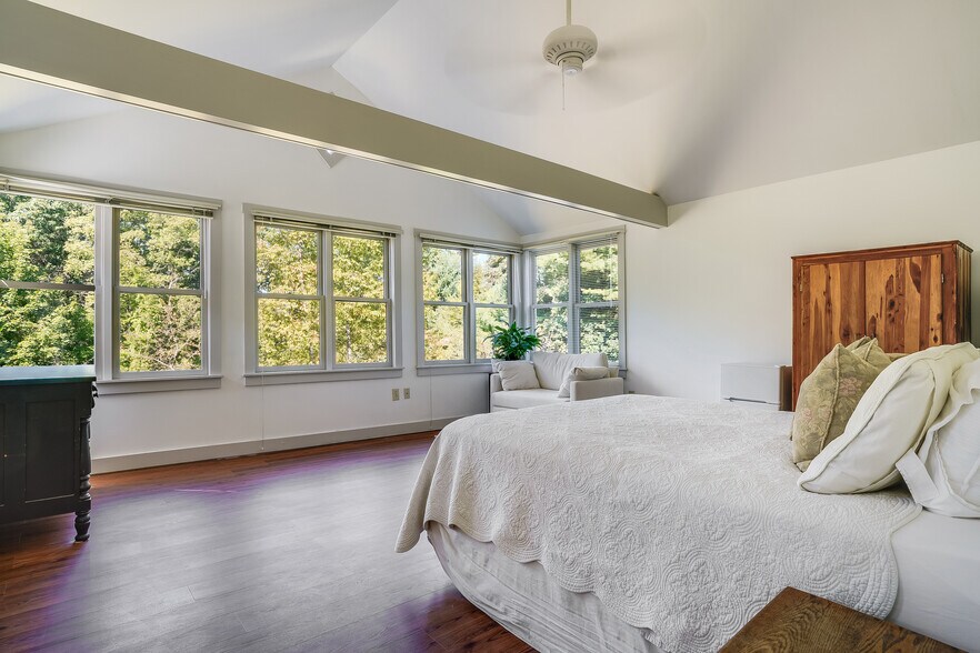 More Photos Of 3 Elm Hill Rd, Peterborough Freestanding For Sale