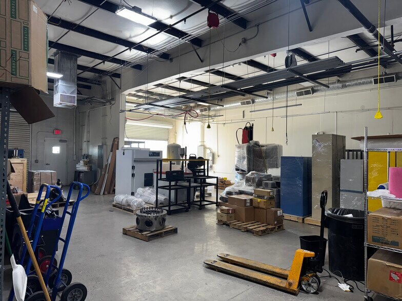 More Photos Of 7620 N Hartman Ln, Tucson Research And Development For Lease