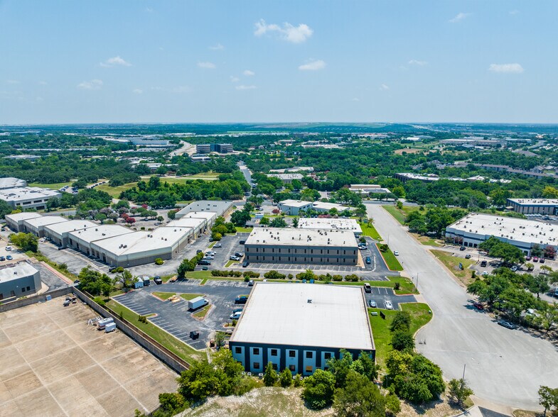 More Photos Of 1606 Headway Cir, Austin Light Manufacturing For Lease