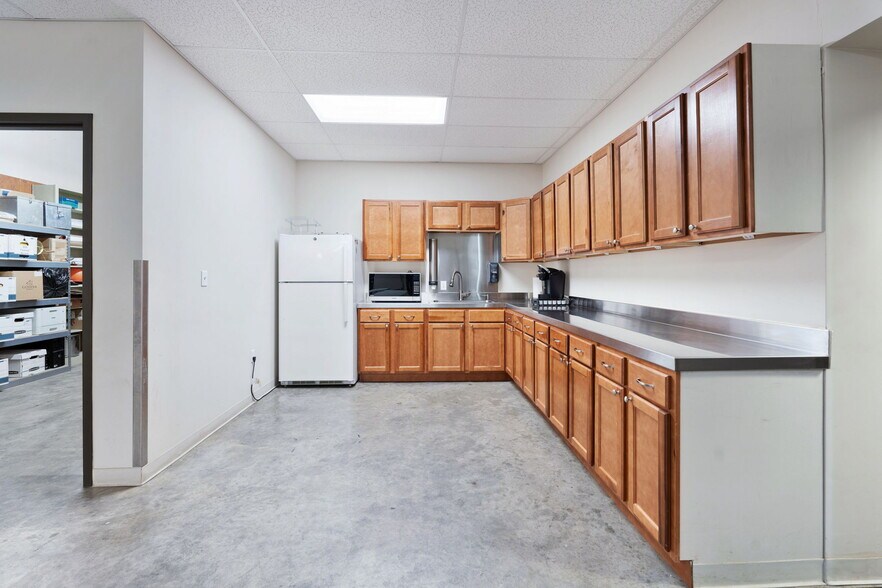 More Photos Of 6735 Whitten Pl, Memphis Service For Sale