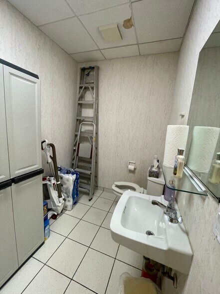 More Photos Of 59 Sunrise hwy, East Islip Freestanding For Lease