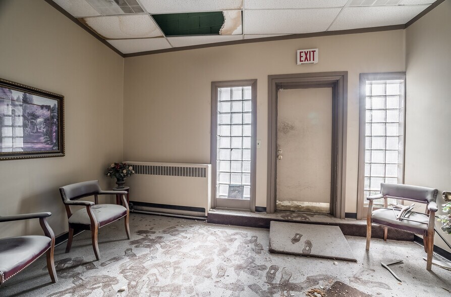 More Photos Of 413 Oxford Rd, Franklin Manufacturing For Sale