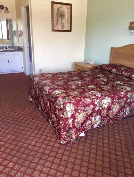 More Photos Of 626 W Market St, Bolivar Hotel For Sale