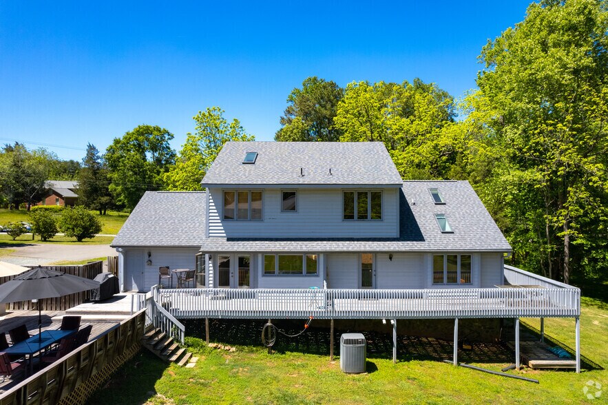 More Photos Of 719 New Hope Church Rd, Chapel Hill Veterinarian Kennel For Sale