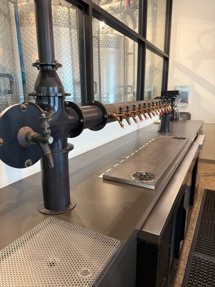 More Photos Of 700 E Broadway, Long Beach Restaurant For Sale