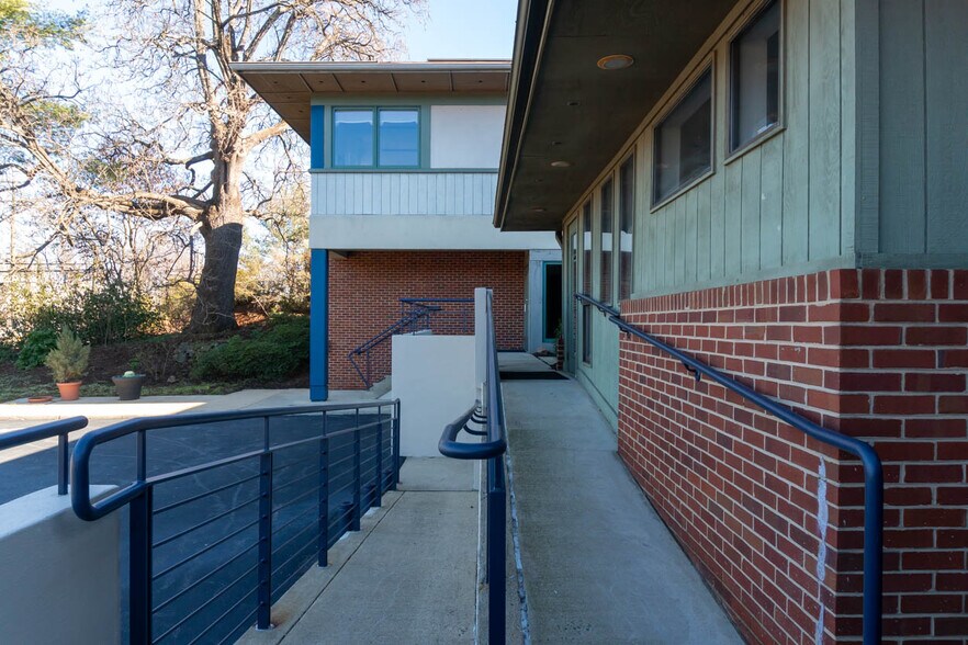 More Photos Of 1140 E Market St, Charlottesville Office For Lease