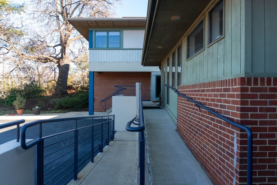 More Photos Of 1140 E Market St, Charlottesville Office For Lease