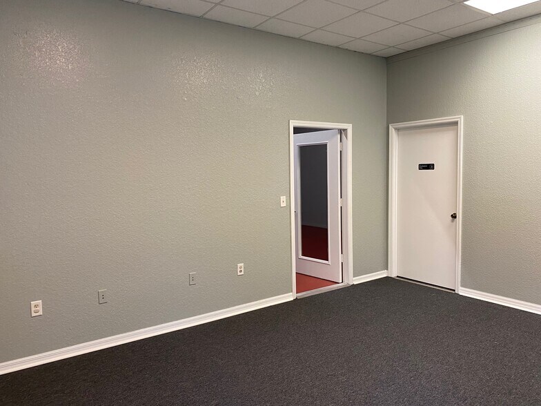 More Photos Of 221 Strawberry Oaks Dr, Orange City Light Manufacturing For Lease