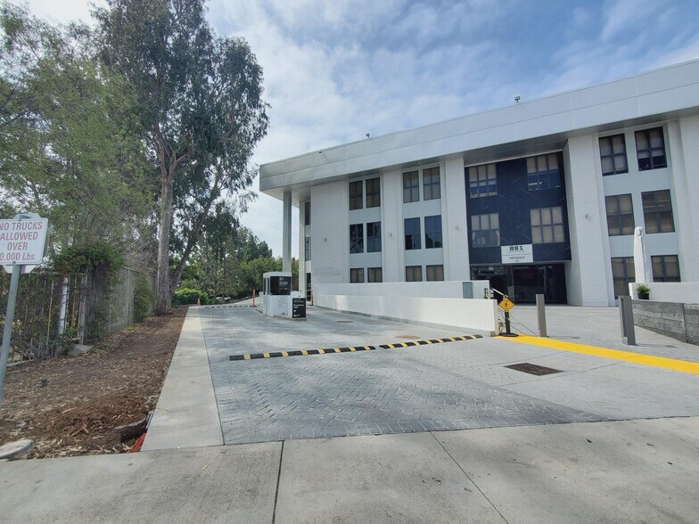 More Photos Of 881 Alma Real Dr, Pacific Palisades Loft Creative Space For Lease