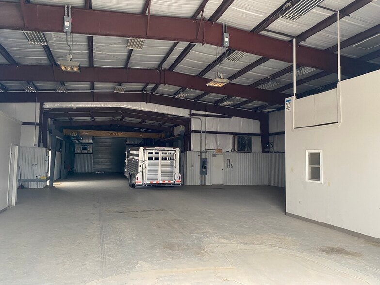 More Photos Of 8550 Ferguson Rd, Beggs Warehouse For Lease