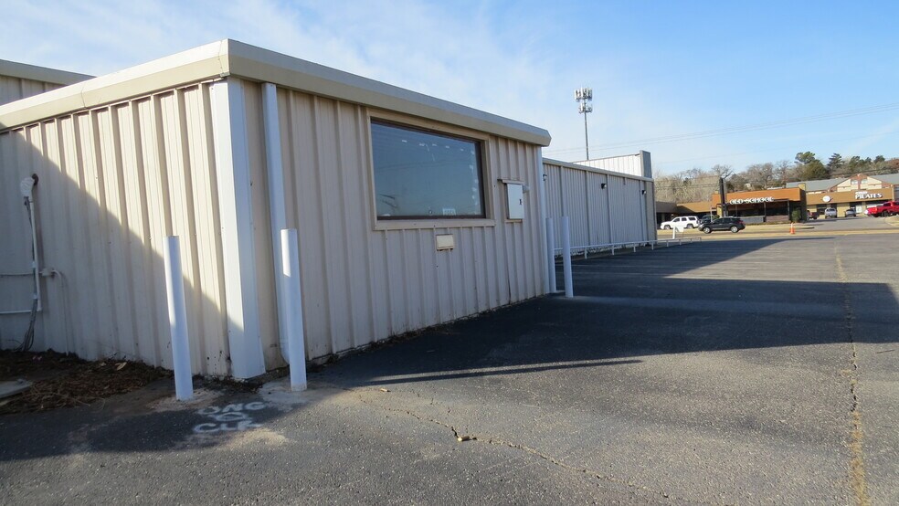 More Photos Of 310 S Coltrane Rd, Edmond Warehouse For Lease