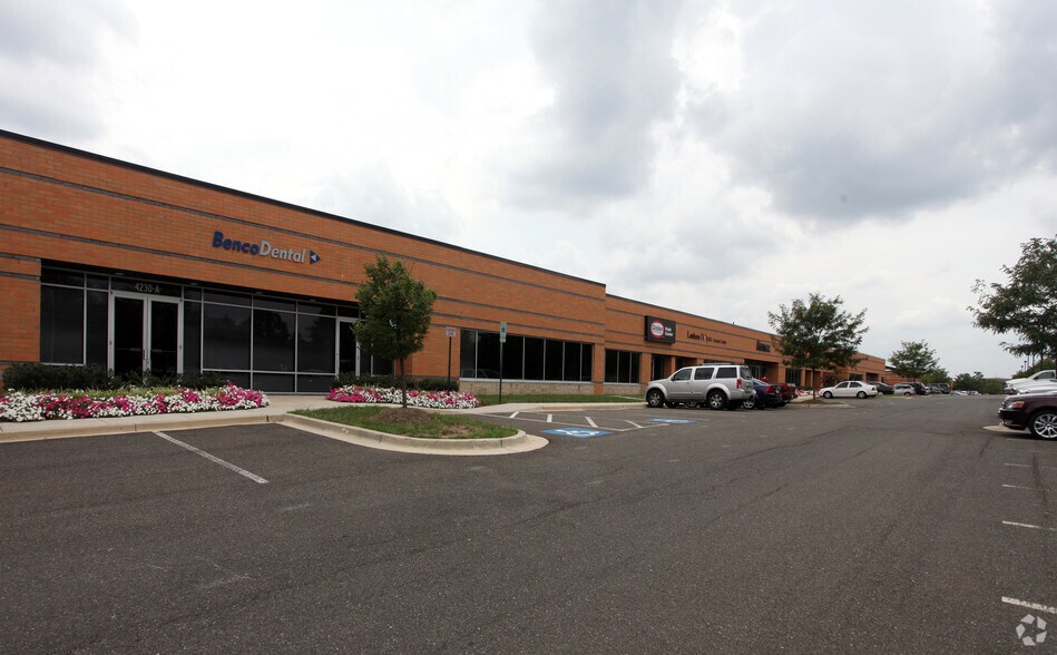 More Photos Of 4230 Forbes Blvd, Lanham Showroom For Lease
