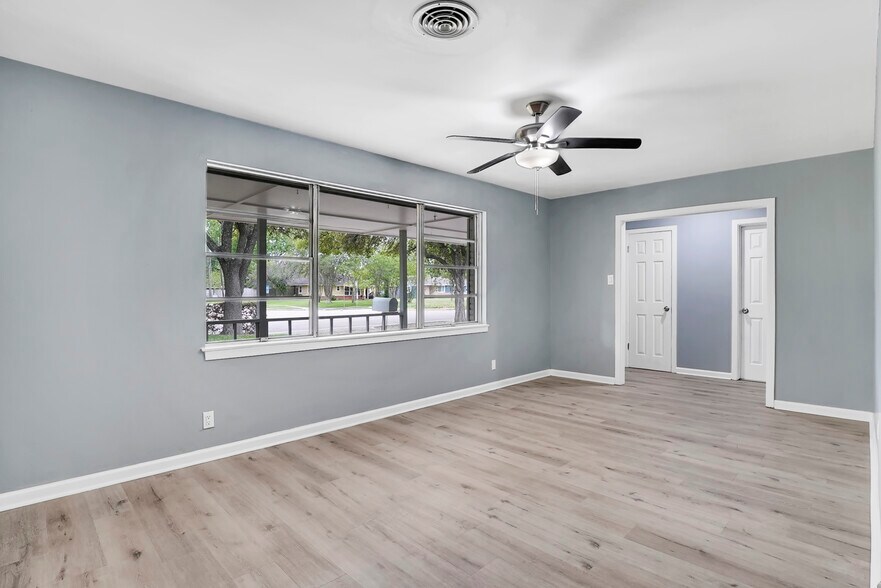 More Photos Of 5722 W 43rd St, Houston Specialty For Sale