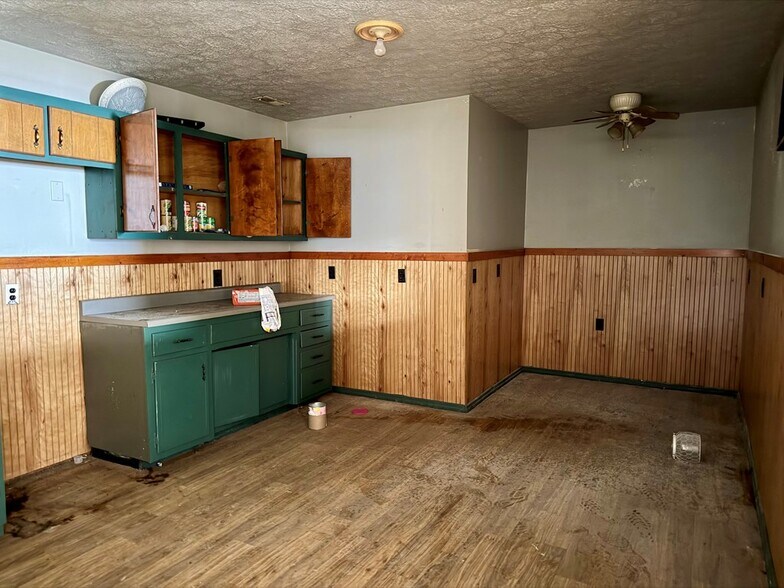 More Photos Of 484 Route 302, West Van Lear Specialty For Sale