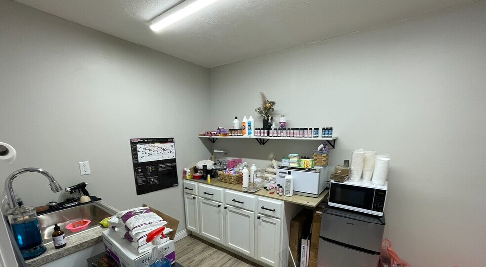 More Photos Of 116 W 19th St, Falls City Showroom For Sale