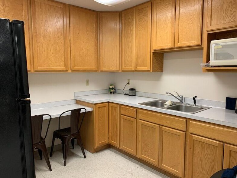 More Photos Of 223 W Wine Country Rd, Grandview Office For Sale