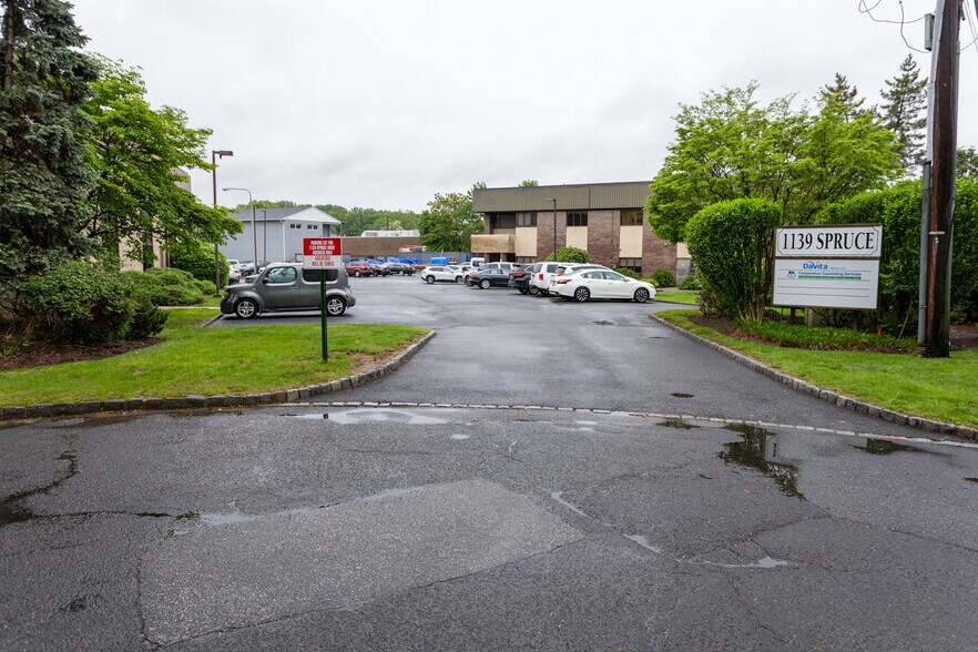 More Photos Of 1139 Spruce Dr, Mountainside Medical For Lease