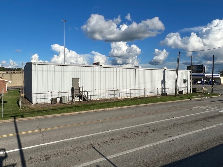More Photos Of 2518 Memorial Pky SW, Huntsville Flex For Lease