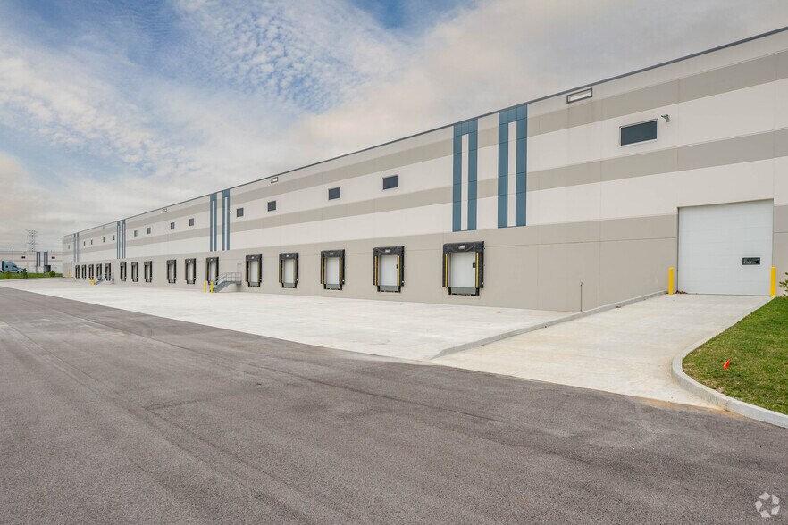 More Photos Of 5405 Stanley Rd, Indianapolis Distribution For Lease