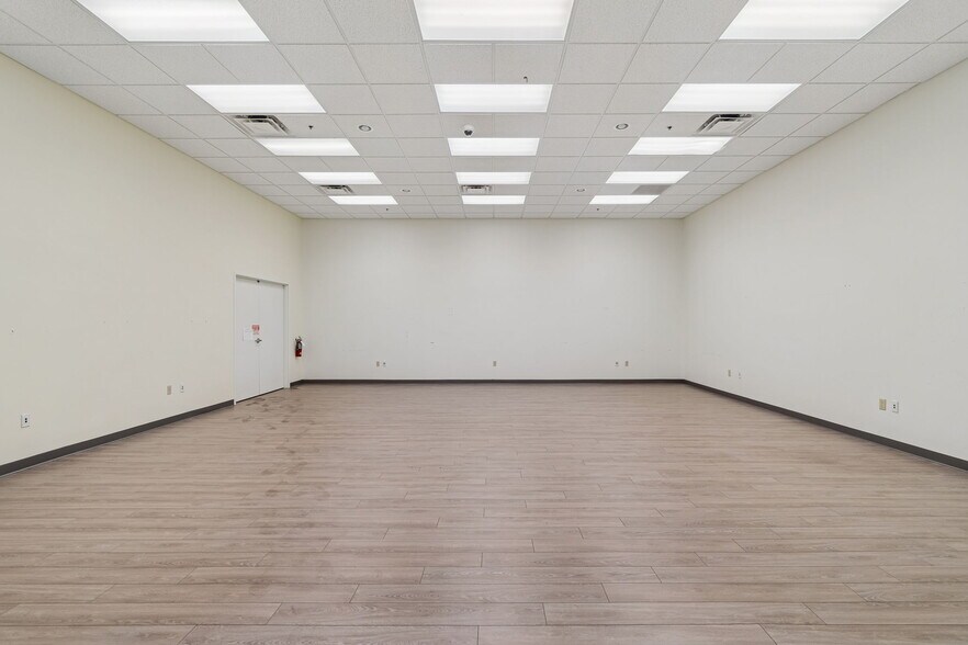 More Photos Of 4913 W Laurel St, Tampa Light Distribution For Sale