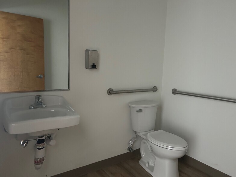 More Photos Of 2411 Jacaman Rd, Laredo Storefront For Lease