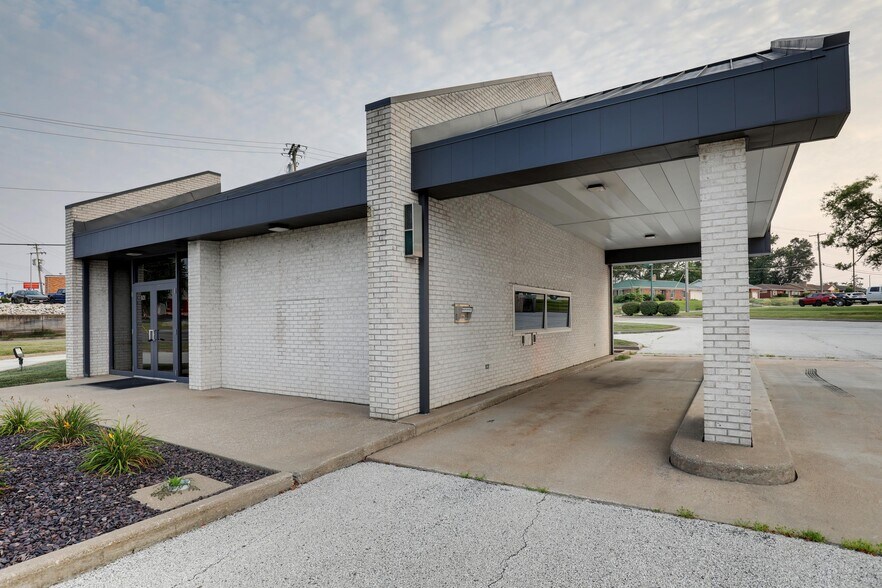 More Photos Of 101 N 36th St, Quincy General Retail For Lease
