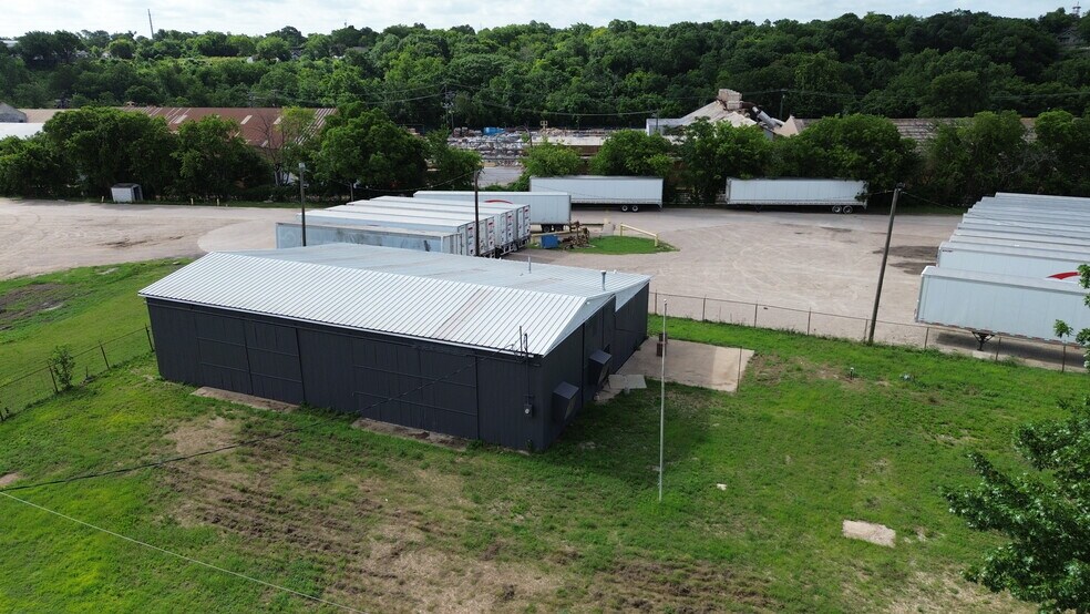 More Photos Of 1010 E Clarendon Dr, Dallas Distribution For Lease