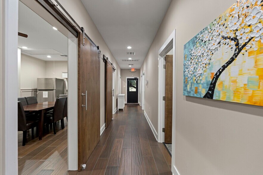 More Photos Of 9518 Tioga Dr, San Antonio Office For Sale