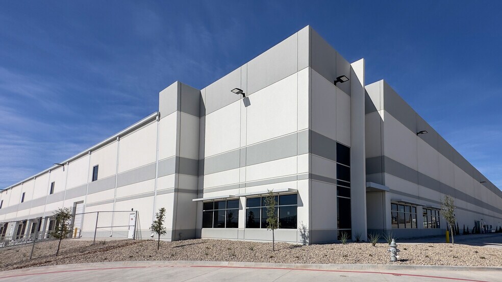 More Photos Of 11750 Gateway Blvd E, Socorro Distribution For Lease