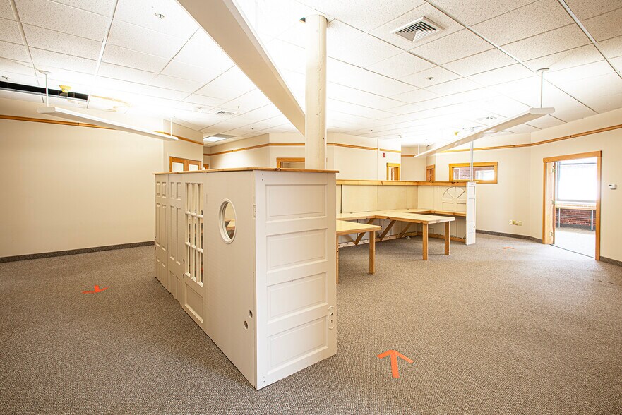 More Photos Of 320 Riverside Dr, Florence Office For Sale