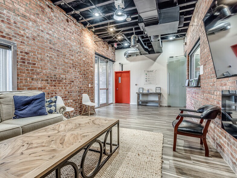 More Photos Of 2028 E Memorial, Edmond Office For Lease