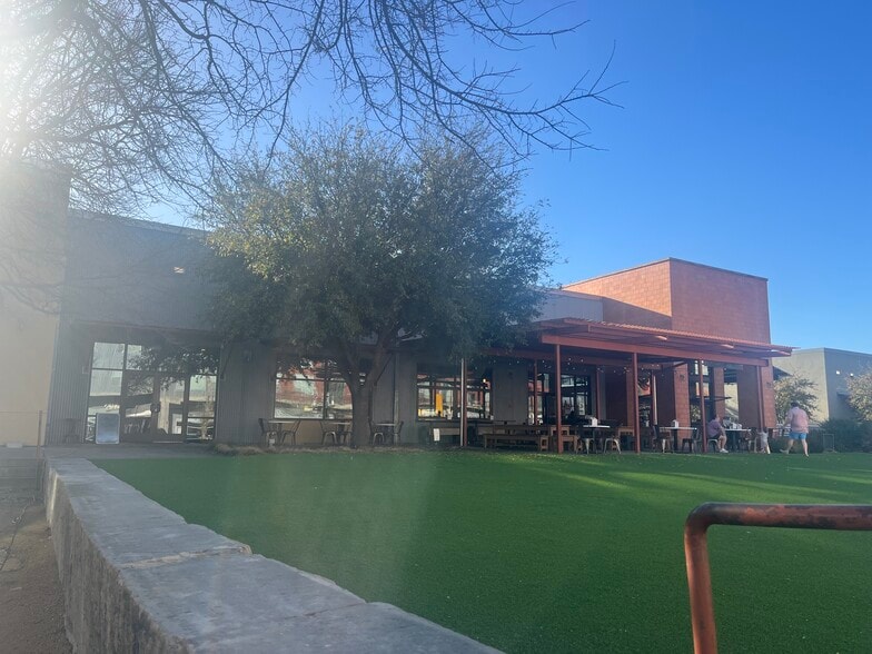 More Photos Of 1818 Sylvan Ave, Dallas Unknown For Lease