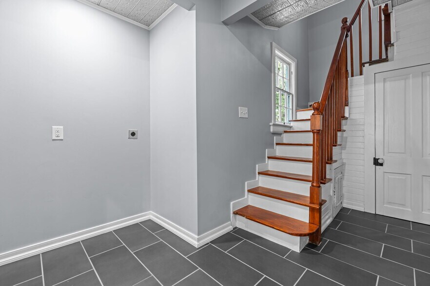 More Photos Of 202 W Main St, Sanford Office Residential For Lease