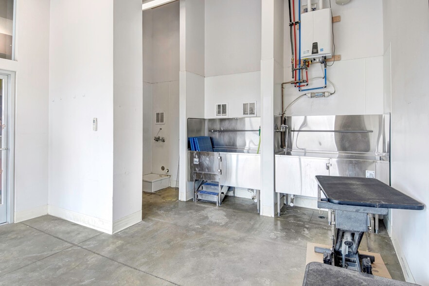 More Photos Of 14710 W Colfax Ave, Lakewood Freestanding For Lease