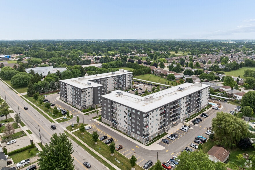 More Photos Of 550 Park Av W, Chatham Apartments For Sale