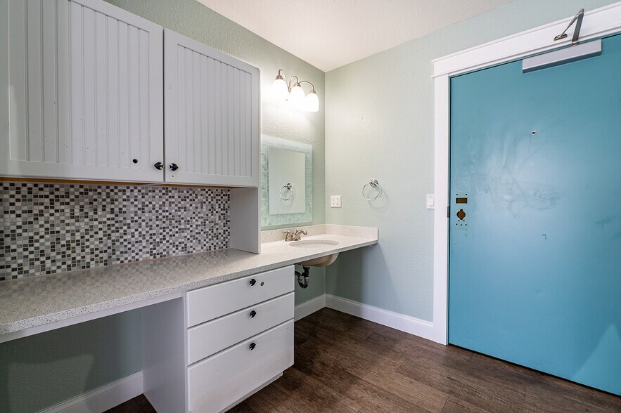 More Photos Of 461 Munson Ave, Traverse City Hotel For Sale