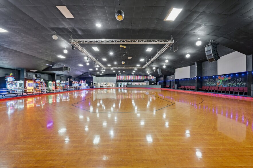 More Photos Of 357 NW Hall Of Fame Dr, Lake City Skating Rink For Sale