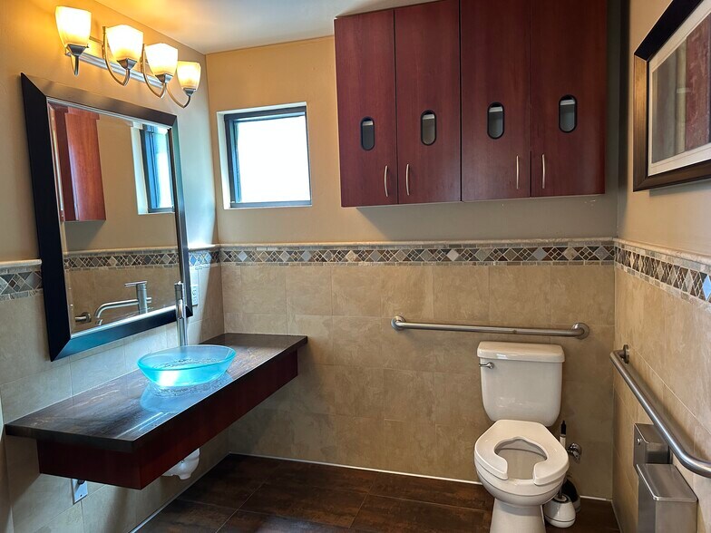 More Photos Of 324 Madson Pl, Davis Medical For Lease