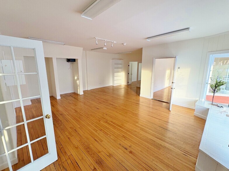 More Photos Of 144 Main St, Gardiner Warehouse For Lease