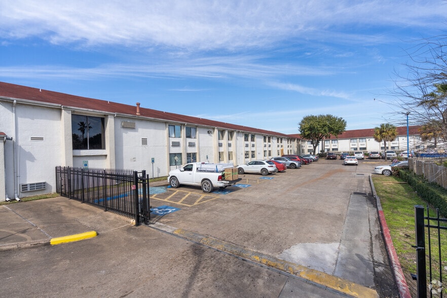 More Photos Of 9005 Airport Blvd, Houston Hotel For Sale