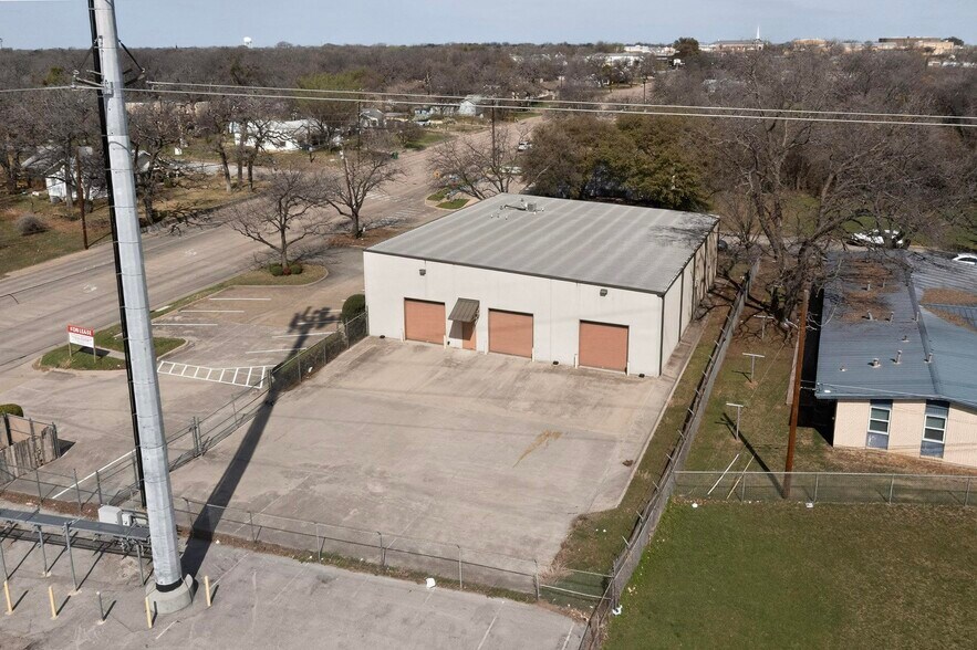 More Photos Of 2620 Carson St, Haltom City Light Distribution For Lease
