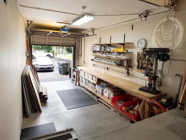 More Photos Of 2337 SE Ankeny St, Portland Office For Sale