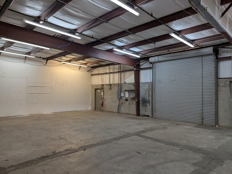 More Photos Of 1052-1060 Endeavor Ct, Nokomis Warehouse For Lease