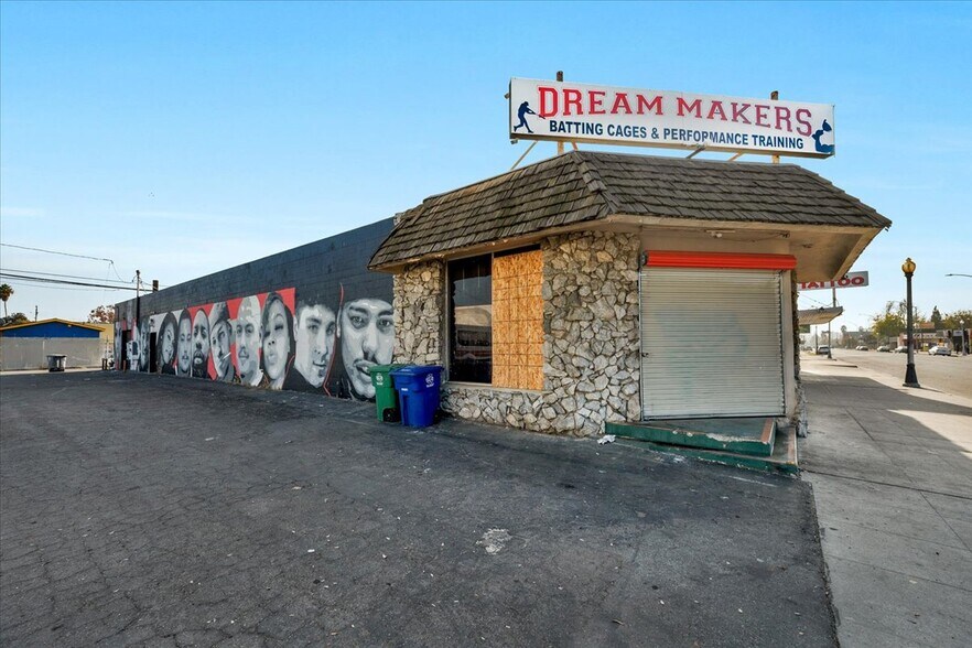 More Photos Of 426 N Blackstone Ave, Fresno Storefront For Sale