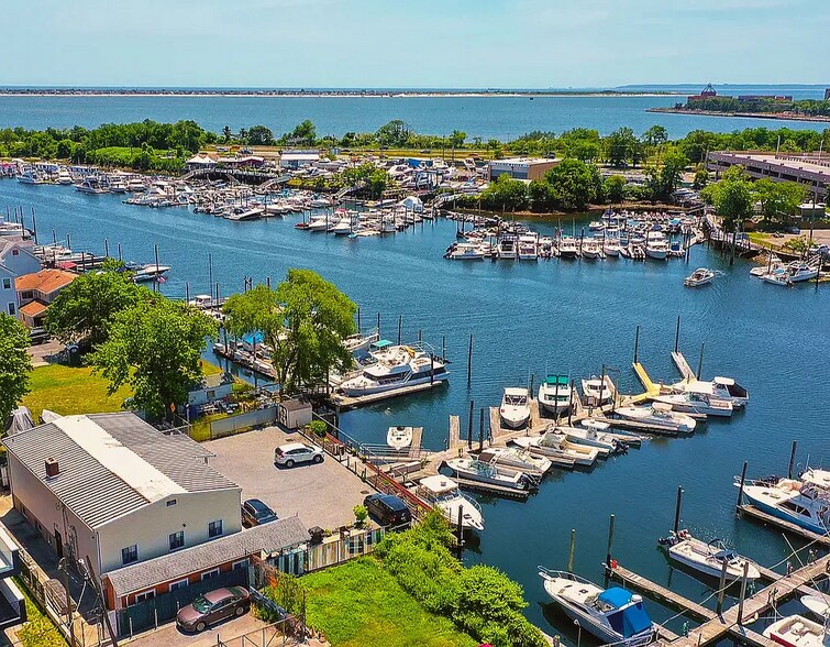 More Photos Of 1 Merit Ct, Brooklyn Marina For Sale