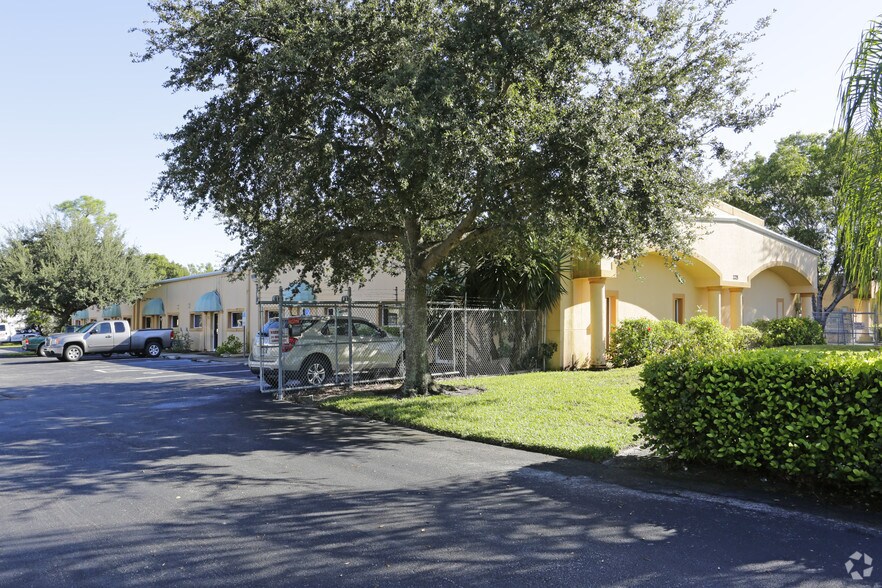 More Photos Of 2275 Bruner Ln, Fort Myers Showroom For Lease