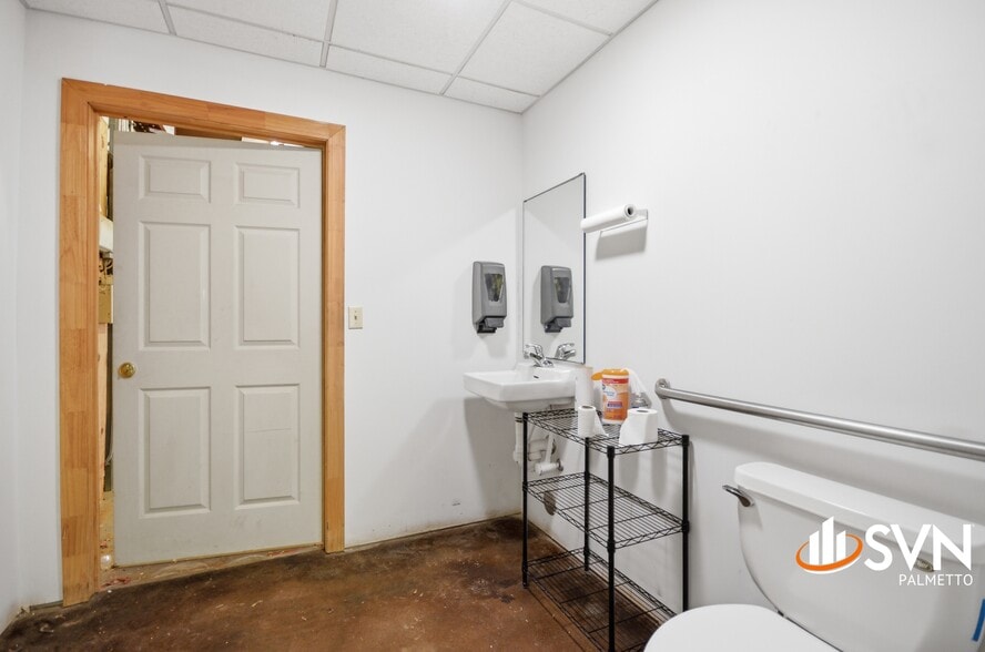 More Photos Of 107 Ben Hamby Ln, Greenville Light Distribution For Lease