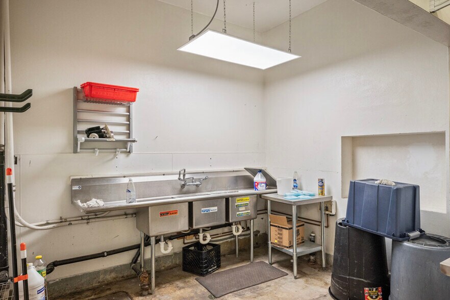 More Photos Of 115 NW State St, Pullman Loft Creative Space For Sale