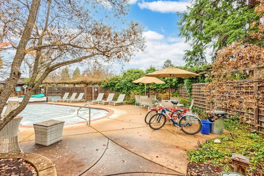 More Photos Of 455 N Oregon St, Jacksonville Hospitality For Sale