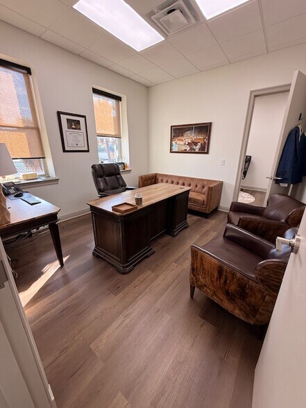 More Photos Of 24 W Chase St, Pensacola Office For Lease